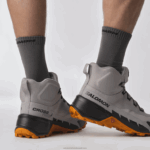 ⁦أحذية المشي لمسافات طويلة للرجال - Cross Hike 2 mid gore-tex Salomon نورس / مربى البرتقال / أسود B8DLV37⁩ - الصورة ⁦6⁩