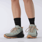 ⁦أحذية المشي لمسافات طويلة للنساء - outpulse mid gore-tex Salomon الحديد المطاوع / الأبنوس / البرتقالي الناري B8DLV1115⁩ - الصورة ⁦4⁩