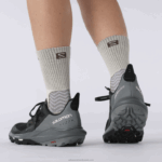 ⁦أحذية المشي لمسافات طويلة للنساء - outpulse gore-tex Salomon أسود / طقس عاصف / جليد الفانيليا B8DLV1123⁩ - الصورة ⁦7⁩