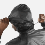 ⁦سترة بغطاء للرأس للرجال من Wind - equipe Salomon اسود غامق B8DLV1086⁩ - الصورة ⁦3⁩